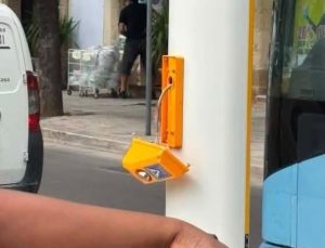Lecce, nuovo totem semaforico danneggiato dopo appena 48 ore. Capoccia: “Gesto inaccettabile, è un bene di tutti” - Corriere Salentino