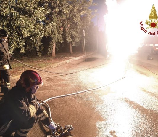 Fuga di gas dal serbatoio di un’auto sulla SS101: bonifica d’urgenza dei Vigili del Fuoco