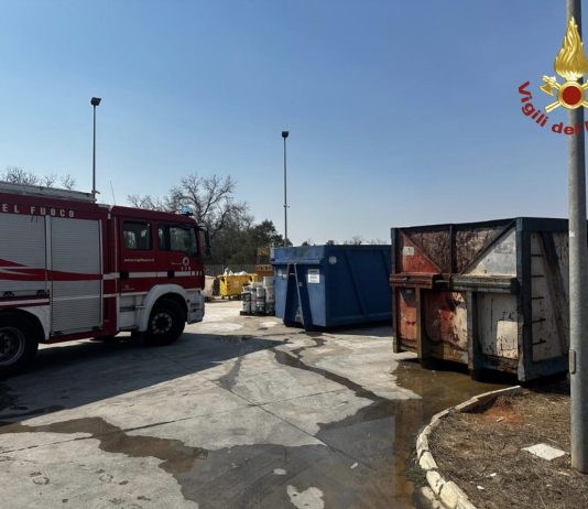 Rogo al centro di raccolta rifiuti: fiamme domate dai Vigili del Fuoco, accertata la matrice dolosa
