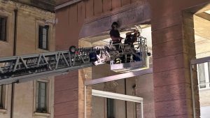 Caduta di calcinacci in piazza Sant'Oronzo: intervento dei Vigili del Fuoco - Corriere Salentino