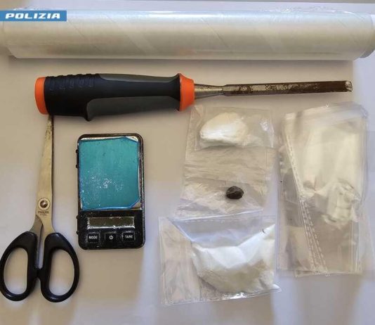 Durante un controllo, tenta di nascondere la droga in bocca, arrestato un 46enne