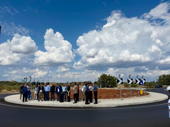 Alessano, inaugurata oggi una nuova rotatoria. Tarantino: "Un'opera che risolve una criticità e migliora la sicurezza. Con questo criterio proseguiranno gli investimenti sulla viabilità provinciale" - Corriere Salentino