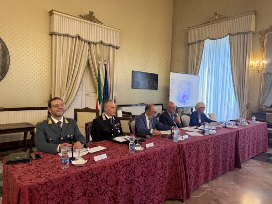 Scuola, legalità e prevenzione: presentato in Prefettura il piano formativo 2026/2027 che rilancia l’alleanza interistituzionale contro il disagio giovanile e le dipendenze - Corriere Salentino