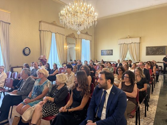 Scuola, legalità e prevenzione: presentato in Prefettura il piano formativo 2026/2027 che rilancia l’alleanza interistituzionale contro il disagio giovanile e le dipendenze - Corriere Salentino