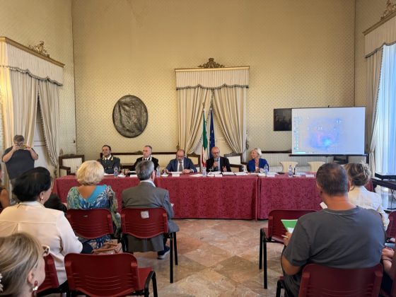 Scuola, legalità e prevenzione: presentato in Prefettura il piano formativo 2026/2027 che rilancia l’alleanza interistituzionale contro il disagio giovanile e le dipendenze - Corriere Salentino