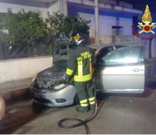 Fiamme nella notte, due auto avvolte dal fuoco: appartengono allo stesso nucleo familiare