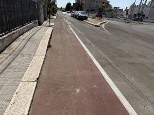 Il paradosso di un’intera area di viale Grassi: “Piste ciclabili in declino, sempre vuote, a tratti pericolose, e parcheggi creativi” - Corriere Salentino