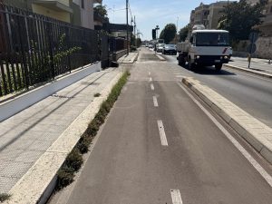 Il paradosso di un’intera area di viale Grassi: “Piste ciclabili in declino, sempre vuote, a tratti pericolose, e parcheggi creativi” - Corriere Salentino