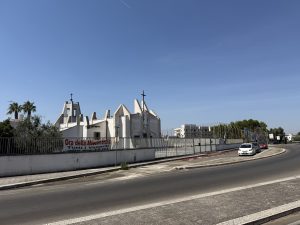 Il paradosso di un’intera area di viale Grassi: “Piste ciclabili in declino, sempre vuote, a tratti pericolose, e parcheggi creativi” - Corriere Salentino