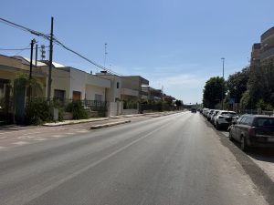 Il paradosso di un’intera area di viale Grassi: “Piste ciclabili in declino, sempre vuote, a tratti pericolose, e parcheggi creativi” - Corriere Salentino