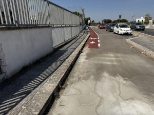 Il paradosso di un’intera area di viale Grassi: “Piste ciclabili in declino, sempre vuote, a tratti pericolose, e parcheggi creativi” - Corriere Salentino