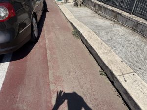 Il paradosso di un’intera area di viale Grassi: “Piste ciclabili in declino, sempre vuote, a tratti pericolose, e parcheggi creativi” - Corriere Salentino