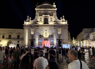 Flashback Festival, piazza gremita per Don Pasta. Stasera arriva Ronn Moss al posto di Claudia Gerini