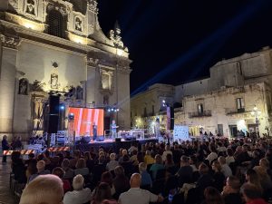 Flashback Festival, piazza gremita per Don Pasta. Stasera arriva Ronn Moss al posto di Claudia Gerini - Corriere Salentino