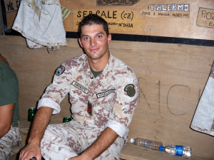 Galatone ricorda Massimo Vitaliano a vent’anni dalla morte: una targa per custodire il sacrificio del militare caduto a Nassiriya - Corriere Salentino