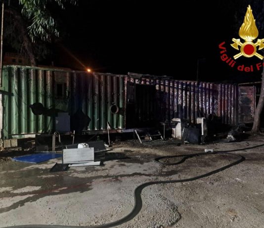 Fuoco all’alba in un container adibito a magazzino, si indaga sulle cause del rogo