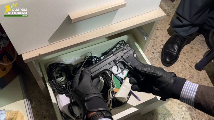 Traffico di droga e armi nel Basso Salento: blitz della Guardia di Finanza, 8 arresti - Corriere Salentino