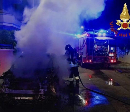 Auto distrutta dalle fiamme nella notte: indagini in corso