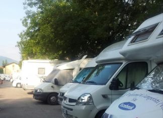 Un’area camper a Caprarica, dietro via vecchia San Cesario: bando deserto. Incontro con i camperisti per trovare il gestore