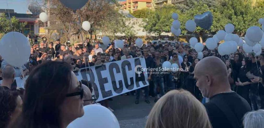“Ciao Rebecca” in centinaia per l’ultimo saluto alla 24enne leccese investita a Napoli - Corriere Salentino