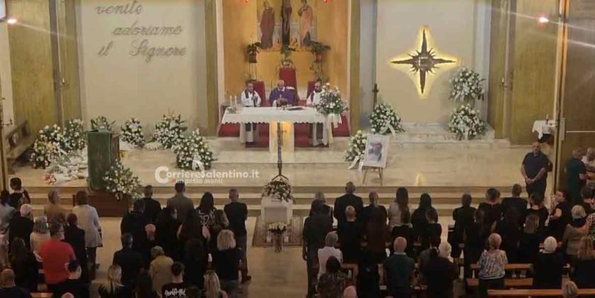 “Ciao Rebecca” in centinaia per l’ultimo saluto alla 24enne leccese investita a Napoli - Corriere Salentino