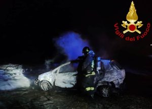 Notte di fuoco nel Salento: due auto distrutte dalle fiamme, una era rubata - Corriere Salentino