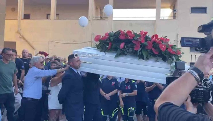 Lutto, commozione e dolore oggi a Squinzano per i funerali di Lorena Isceri - Corriere Salentino