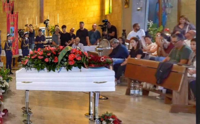 Lutto, commozione e dolore oggi a Squinzano per i funerali di Lorena Isceri - Corriere Salentino