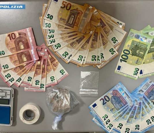 Era ai domiciliari per spaccio e continuava a spacciare, arrestato dalla Polizia di Stato