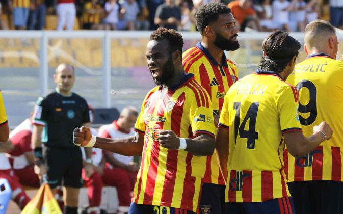 Primo tempo da urlo, poi il Lecce soffre: 3 a 2 al Monza e prima vittoria al Via del Mare - Corriere Salentino