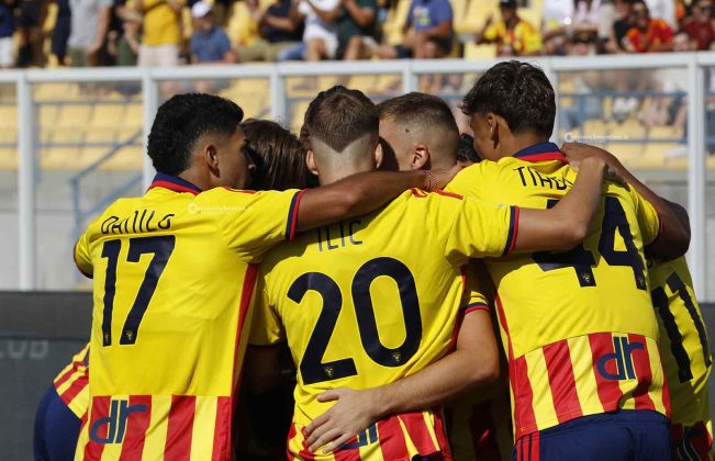 Primo tempo da urlo, poi il Lecce soffre: 3 a 2 al Monza e prima vittoria al Via del Mare - Corriere Salentino