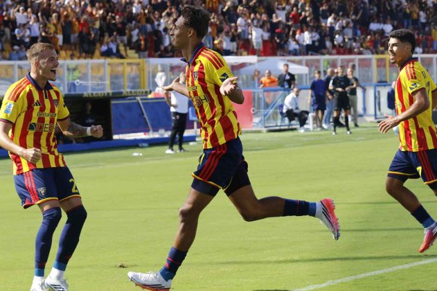 Primo tempo da urlo, poi il Lecce soffre: 3 a 2 al Monza e prima vittoria al Via del Mare - Corriere Salentino