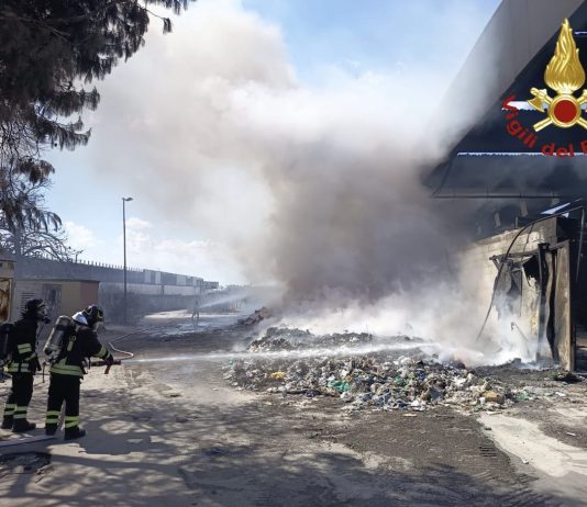 Incendio a Lequile, il Comitato di prevenzione incendi Salento chiede che si comunichino i dati sull’inquinamento