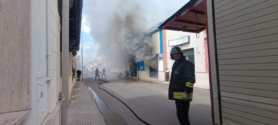 Incendio in una ferramenta a Melissano, l’appello di Federaziende: «Ora serve l'aiuto di tutti per consentire ai due imprenditori di ripartire» - Corriere Salentino