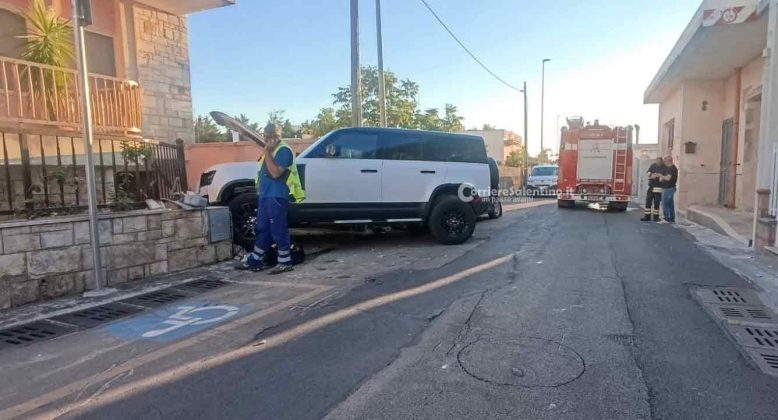 Scontro tra due auto e una finisce contro un’abitazione, rompendo la tubatura del gas - Corriere Salentino