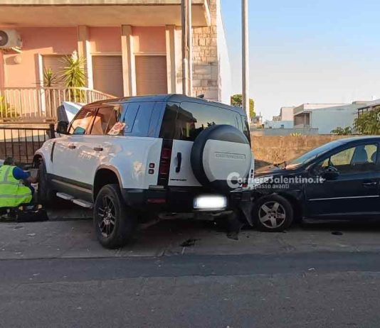 Scontro tra due auto e una finisce contro un’abitazione, rompendo la tubatura del gas