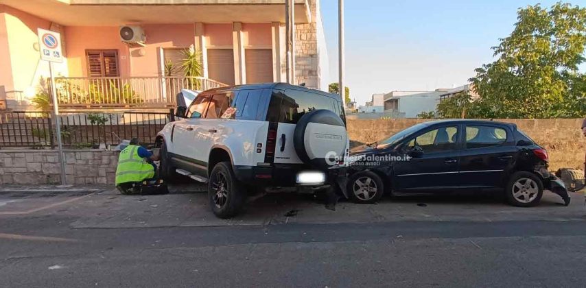 Scontro tra due auto e una finisce contro un’abitazione, rompendo la tubatura del gas - Corriere Salentino