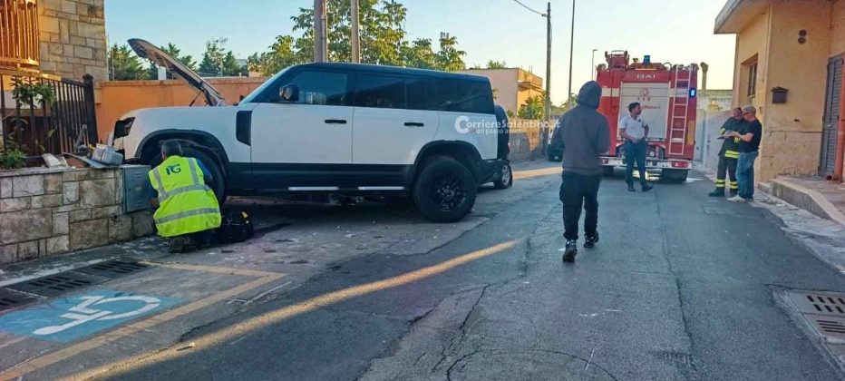 Scontro tra due auto e una finisce contro un’abitazione, rompendo la tubatura del gas - Corriere Salentino