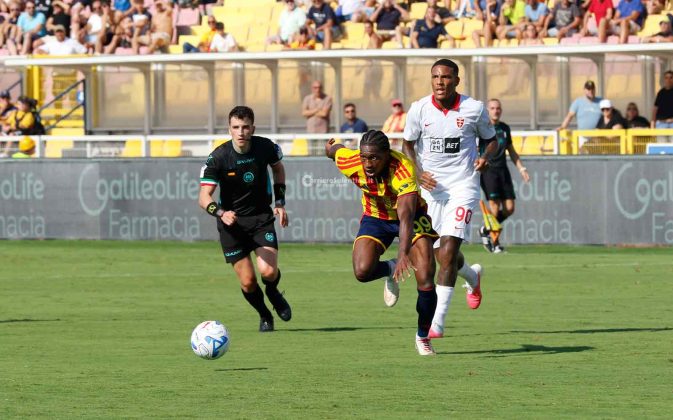 Primo tempo da urlo, poi il Lecce soffre: 3 a 2 al Monza e prima vittoria al Via del Mare - Corriere Salentino