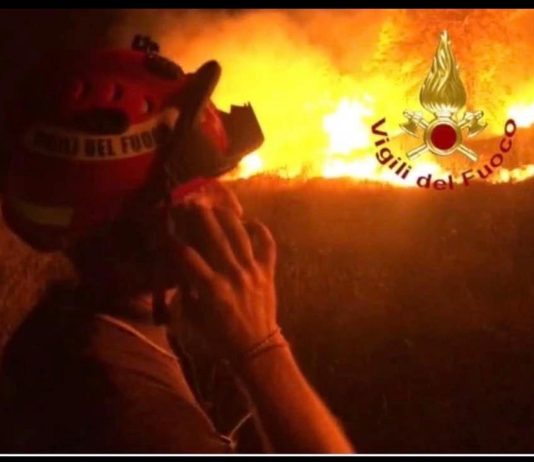 Fiamme a Pescoluse: doppio rogo tra i canneti vicino alla spiaggia