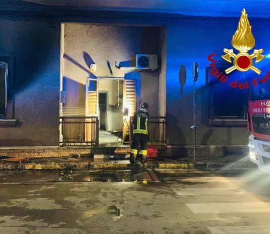 Incendio nella notte a Galatone: grave un uomo, distrutta un’abitazione