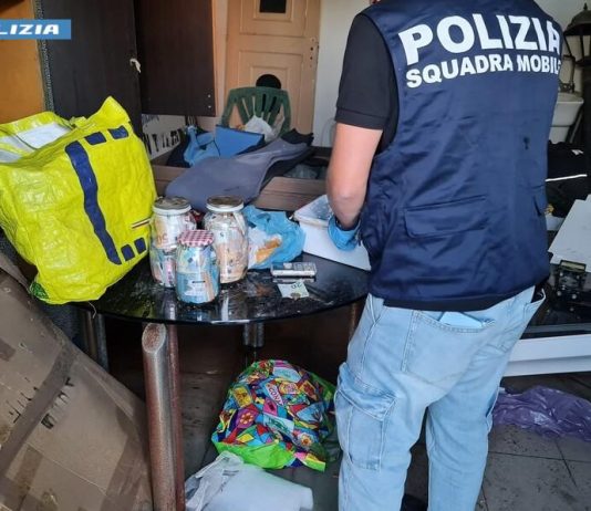 Spaccio di droga: la Squadra Mobile arresta due fratelli gemelli e sequestra oltre mezzo chilo di stupefacente