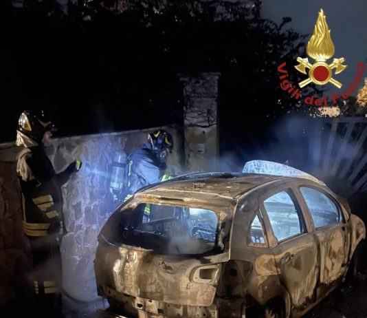 Intervento dei Vigili del Fuoco nella notte a Gallipoli: auto distrutta dal fuoco