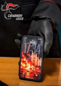 Appello sui social per un'adunata in centro: denunciato un minore, sequestrati passamontagna e coltello - Corriere Salentino