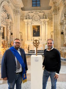 Dal Salento ad Assisi sulle orme di San Francesco: il Presidente della Provincia dona alla Basilica un pastorale d'ulivo, simbolo di rinascita e dell'unione delle due comunità - Corriere Salentino