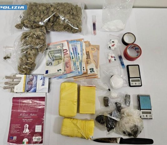 Droga nascosta in una cassaforte sotto una mattonella: arrestato 30enne