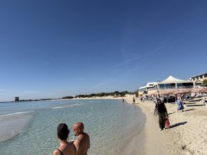 Salento, a mare in autunno: a ottobre le spiagge si riempiono di turisti stranieri, è il boom del turismo d’argento - Corriere Salentino