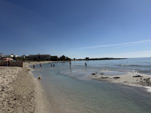 Salento, a mare in autunno: a ottobre le spiagge si riempiono di turisti stranieri, è il boom del turismo d’argento - Corriere Salentino