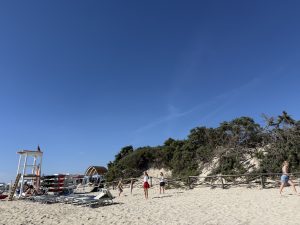 Salento, a mare in autunno: a ottobre le spiagge si riempiono di turisti stranieri, è il boom del turismo d’argento - Corriere Salentino