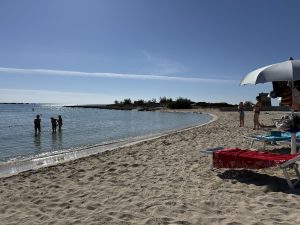 Salento, a mare in autunno: a ottobre le spiagge si riempiono di turisti stranieri, è il boom del turismo d’argento - Corriere Salentino